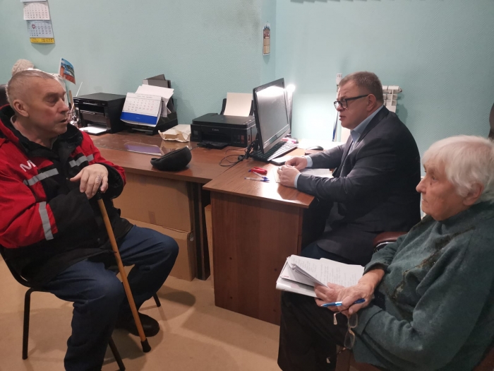 Руководитель фракции КПРФ Александр Наумов провёл приём граждан в Озёрах