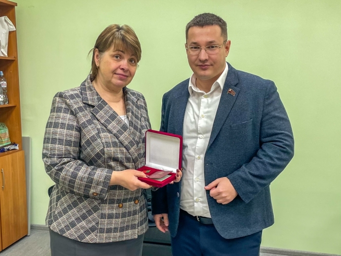 Депутат Мособлдумы Марк Черемисов наградил директора ЦО «Богородский»