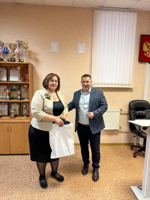 Депутат Мособлдумы Марк Черемисов поздравил с профессиональным праздником сотрудников ИФНС №6