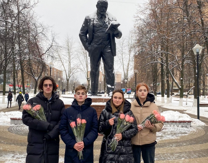 При поддержке депутата Мособлдумы Марка Черемисова комсомольцы поздравили мам Балашихи