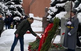 Клинские коммунисты возложили цветы к могиле И.В. Сталина у Кремлевской стены