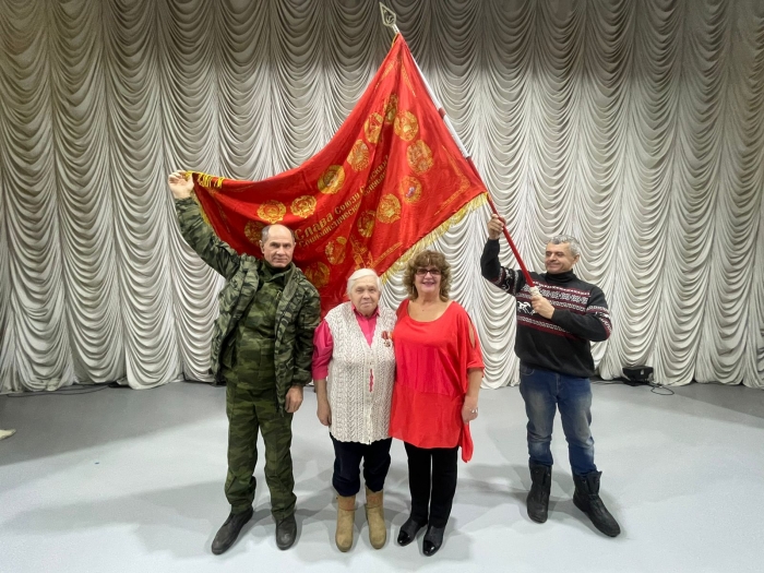 Под алыми знаменами Союза Советских Социалистических Республик!
