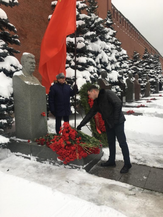 Клинские коммунисты возложили цветы к могиле И.В. Сталина у Кремлевской стены