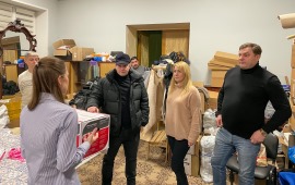Депутат Мособлдумы Марк Черемисов вручил МФУ волонтерской организации «С миру по нитке» в Монино