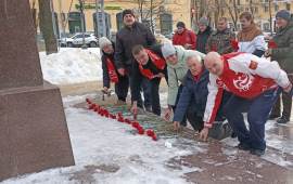 Воскресенские коммунисты возложили цветы Ленину
