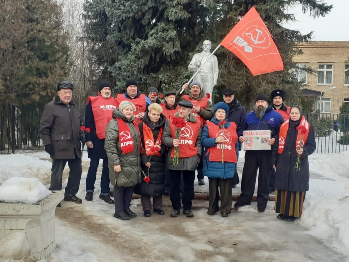 Солнечногорские коммунисты возложили цветы к памятнику Ленина