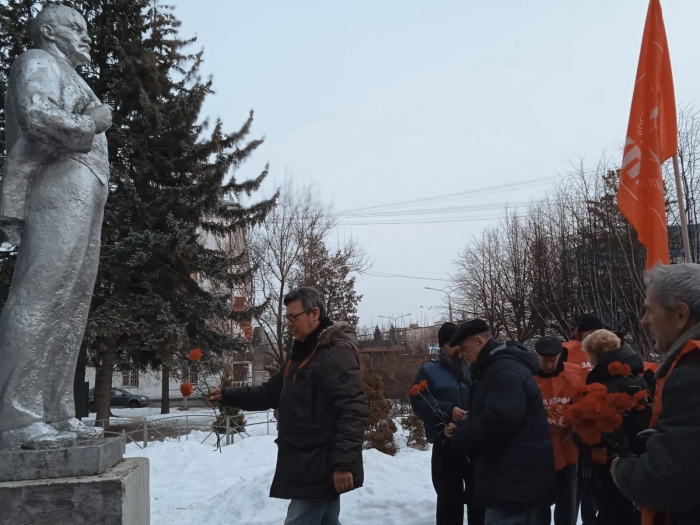 Солнечногорские коммунисты возложили цветы к памятнику Ленина