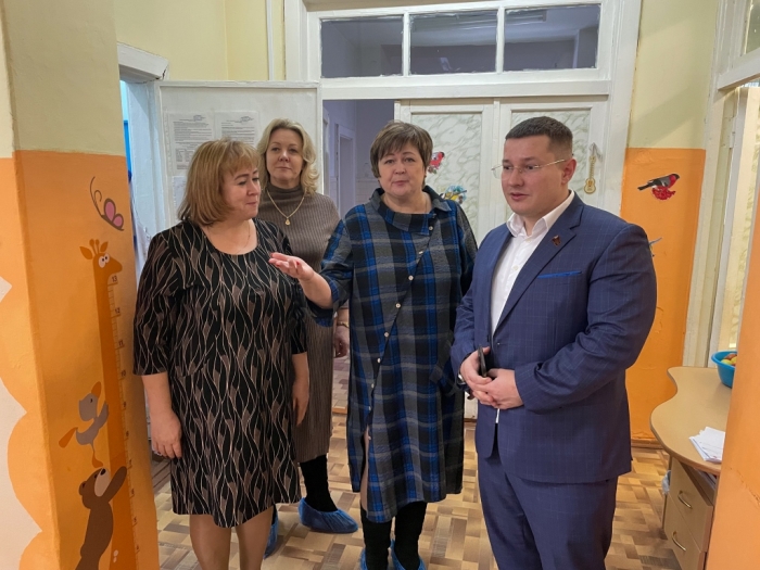 По обращениям родителей учащихся ЦО №4 депутат Мособлдумы Марк Черемисов осуществил рабочий визит в учреждение