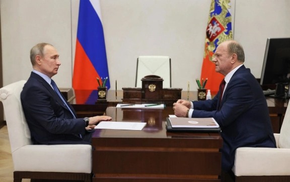 Путин поздравил Зюганова с юбилеем партии и заявил о вере в победу России