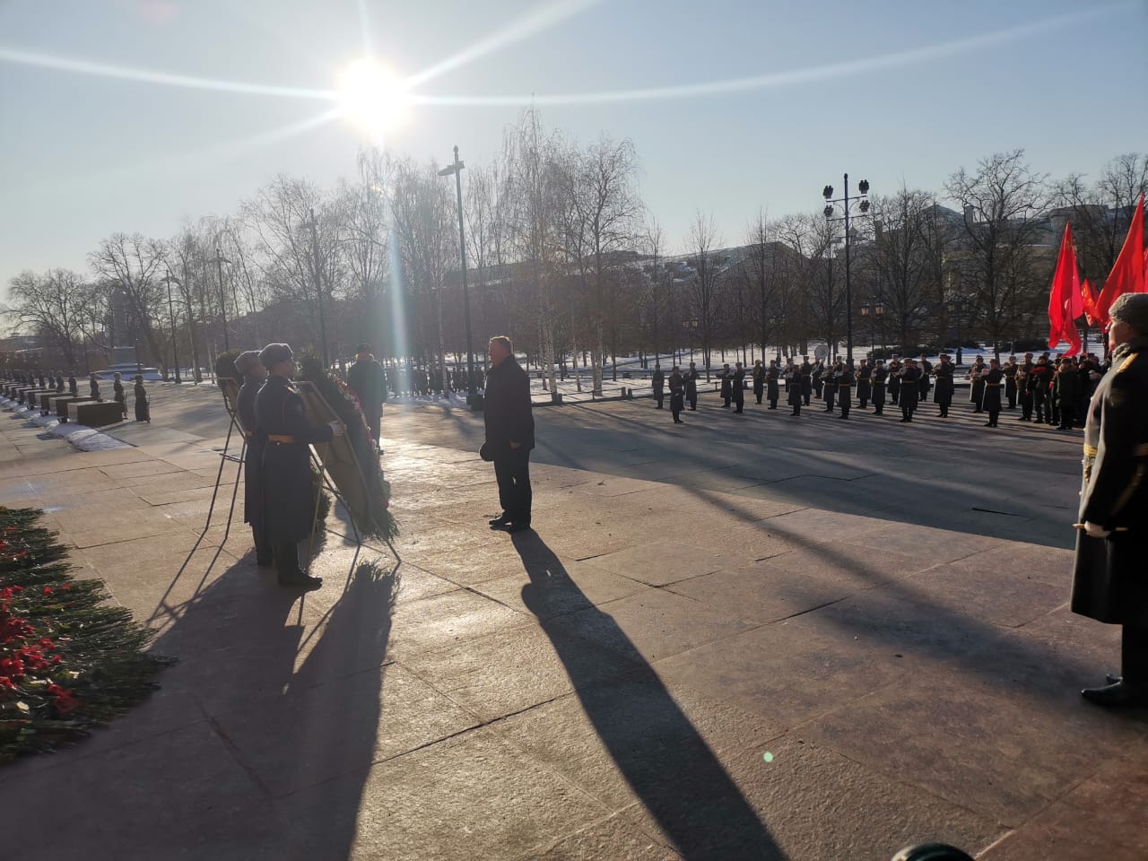 Сегодня новости с фронта dzen. Встреча с военнослужащими. Митинг 23 февраля. Возложение цветов 23 февраля Москва. Могила неизвестного солдата Москва.