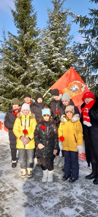 Коммунисты Лотошино отметили 105-ю годовщину Советской Армии и Военно-Морского флота