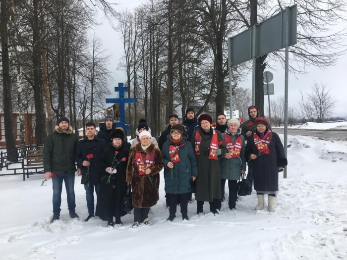 Клинские коммунисты совместно с членами общества «Дети войны» провели автопробег в поддержку российской армии