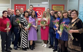 Мужчины-коммунисты Балашихи поздравили женщин из партии с Международным женским Днем!