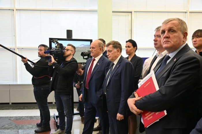 Г.А. Зюганов посетил в Госдуме выставку исторических материалов РИА Новости