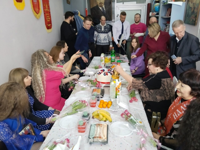 Мужчины-коммунисты Балашихи поздравили женщин из партии с Международным женским Днем!
