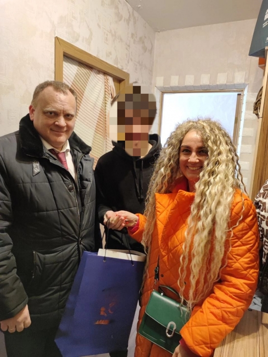 Жена мобилизованного, член КПРФ Ирина Юткина и Олег Зверев навестили семьи тех, кто на передовой