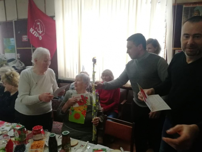 Клинские коммунисты поздравили с праздником женщин из отделения и представительниц детей войны