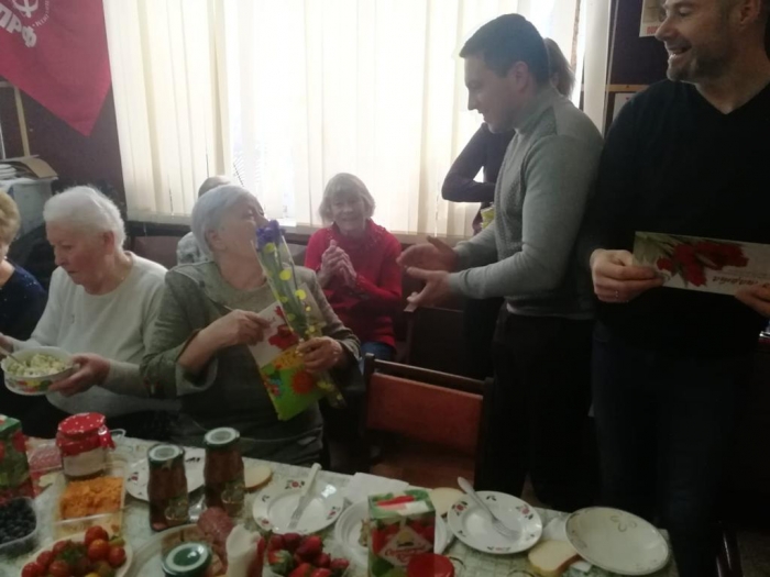 Клинские коммунисты поздравили с праздником женщин из отделения и представительниц детей войны
