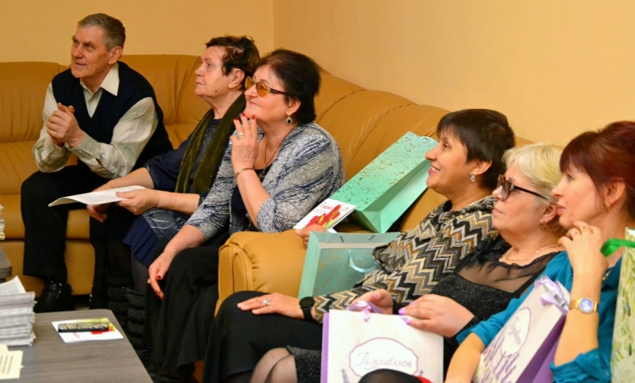 Озёрские коммунисты поздравили женщин-однопартийцев с 8 марта