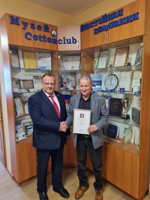 Депутат Мособлдумы Марк Черемисов передал благодарственные письма сотрудникам ГК «Cotton club»