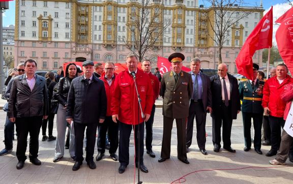 В Москве у посольства США прошла встреча с депутатами-коммунистами
