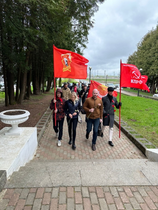 Коммунисты и комсомольцы Подмосковья возложили цветы к памятнику В.И. Ленина в Дубне