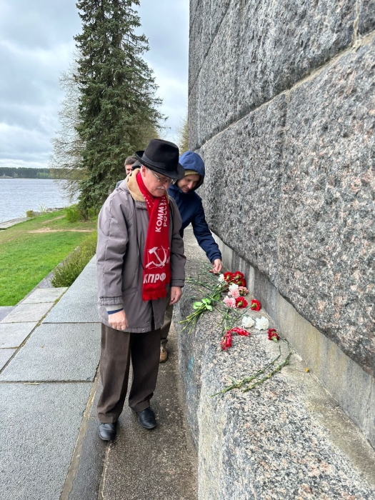 Коммунисты и комсомольцы Подмосковья возложили цветы к памятнику В.И. Ленина в Дубне