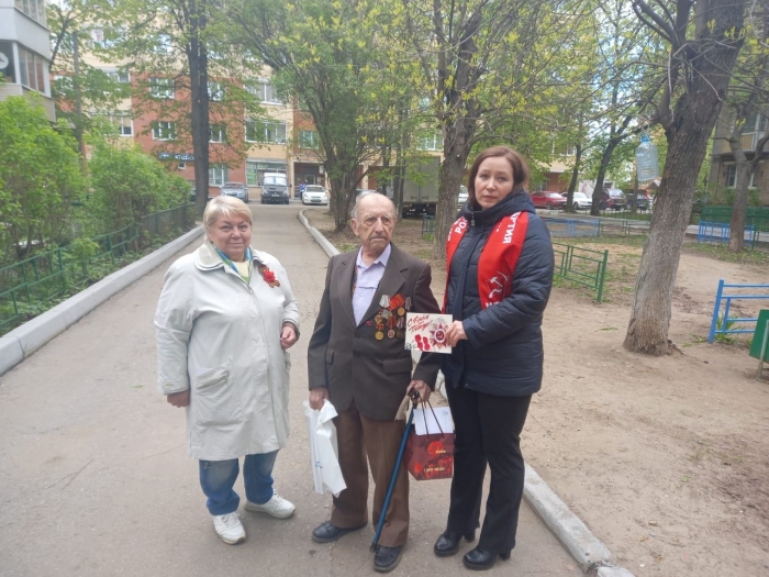 По поручению депутата от КПРФ Елены Мокринской поздравили ветеранов с Днем Победы