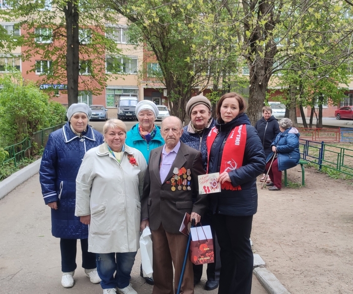 По поручению депутата от КПРФ Елены Мокринской поздравили ветеранов с Днем Победы