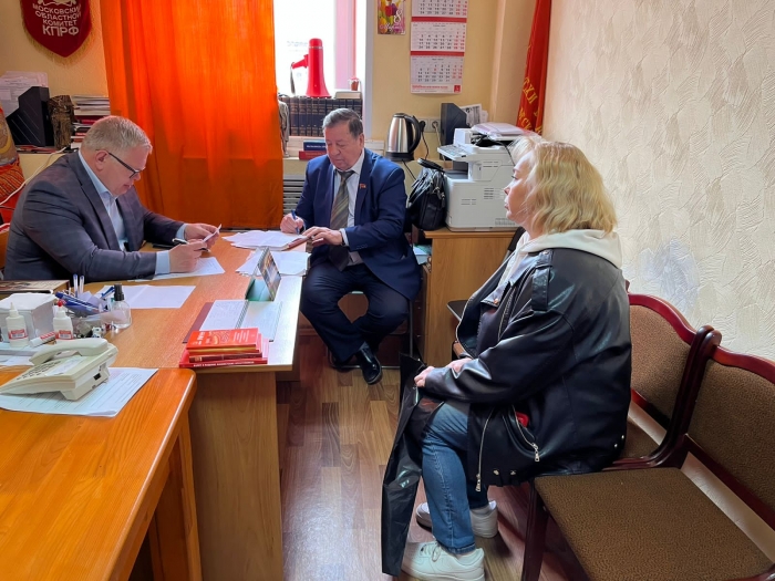 Руководитель фракции КПРФ в Московской областной Думе Александр Наумов провёл приём граждан в Кашире