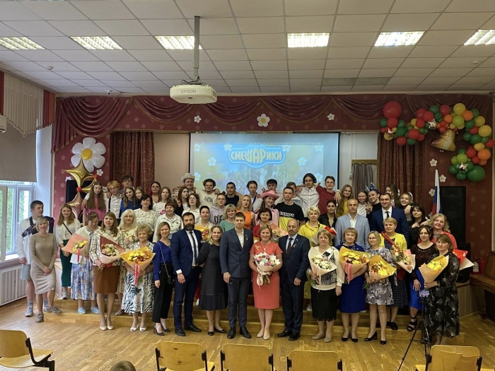 Депутат от КПРФ Даниил Рендаков выступил на последнем звонке в школе номер 5 городского округа Лобня