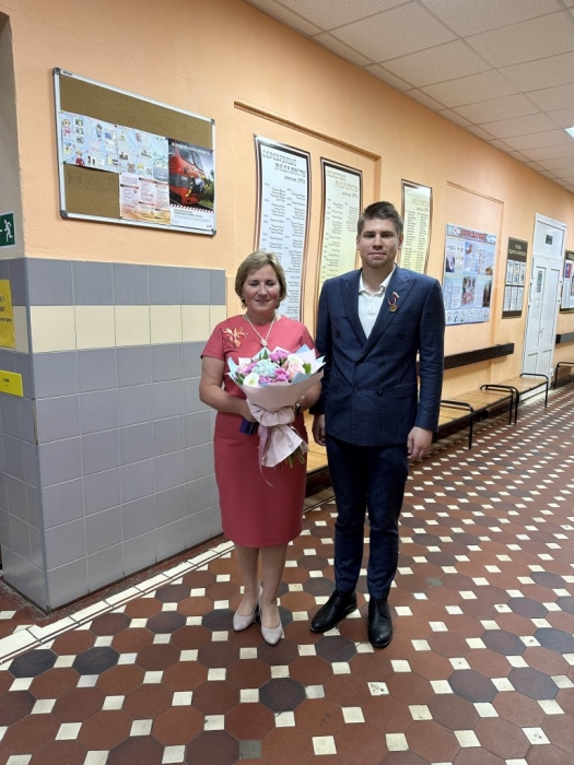 Депутат от КПРФ Даниил Рендаков выступил на последнем звонке в школе номер 5 городского округа Лобня