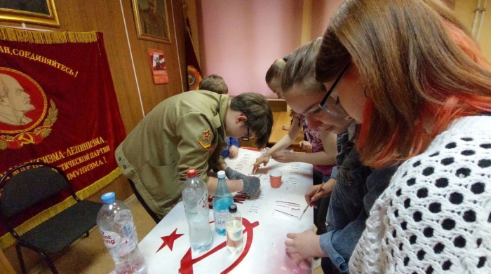Экскурсия по экспонатам второй мировой войны и акция «Знамя нашей Победы» прошла в отделении Жуковских коммунистов