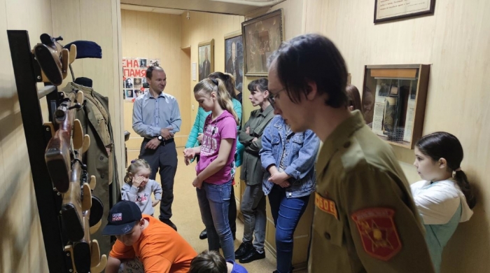 Экскурсия по экспонатам второй мировой войны и акция «Знамя нашей Победы» прошла в отделении Жуковских коммунистов