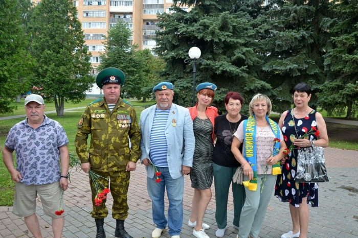 Озёрские коммунисты приняли участие в праздновании дня ВДВ