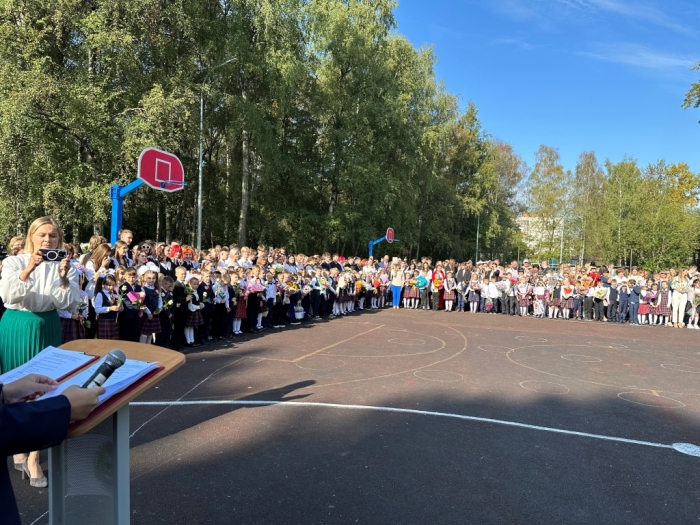 Народный депутат от КПРФ Даниил Рендаков поздравил учащихся с Днём знаний в Лобне