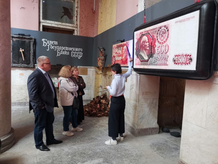 Руководитель фракции КПРФ в Московской областной Думе Александр Наумов посетил выставку в историческом здании станции «Ленинская»