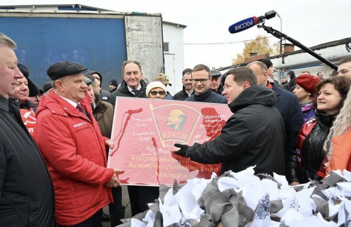 Значимый подарок, олицетворяющий связь поколений комсомольцев, передали коммунисты Балашихи Г.А. Зюганову в рамках отправки 118-го гуманитарного конвоя