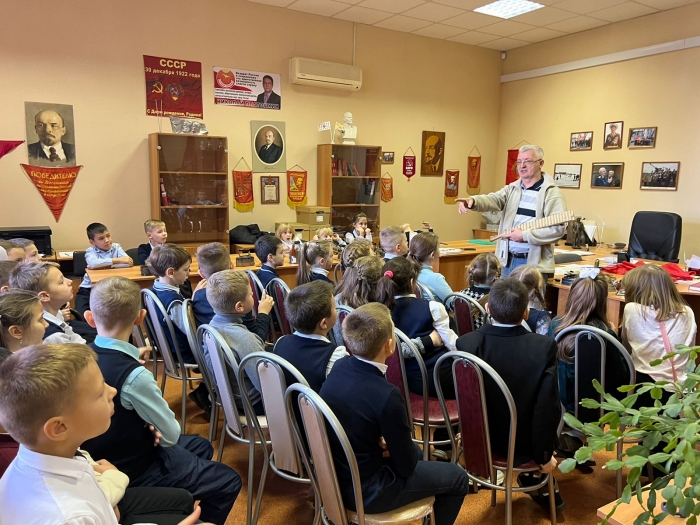 Рузские коммунисты провели открытый урок для школьников в городском комитете партии