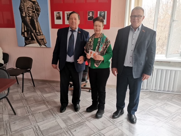 Руководитель фракции КПРФ в Мособлдуме Александр Наумов поздравил с 106-й годовщиной Великого Октября каширских ветеранов