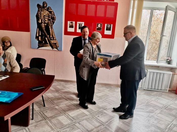 Руководитель фракции КПРФ в Мособлдуме Александр Наумов поздравил с 106-й годовщиной Великого Октября каширских ветеранов