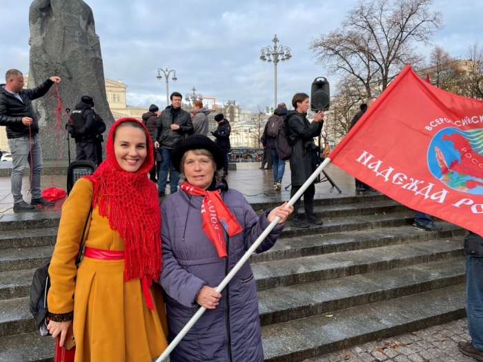 Коммунисты Солнечногорска приняли участие в патриотической акции в честь Великого Октября в Москве
