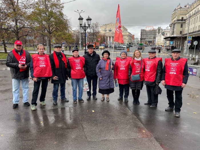 Коммунисты Солнечногорска приняли участие в патриотической акции в честь Великого Октября в Москве