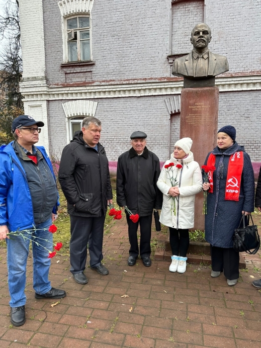 Раменские коммунисты, под руководством первого секретаря Раменского ГК КПРФ Олега Емельянова, отметили 106-ю годовщину Великого Октября
