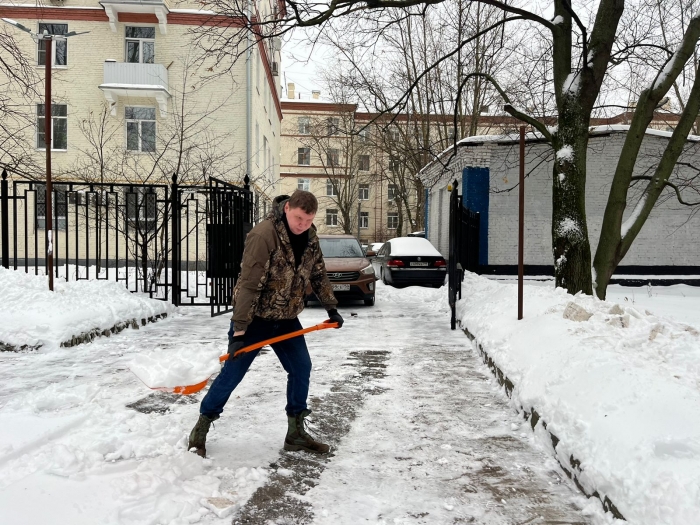 В Подмосковном Обкоме прошел субботник по уборке территории от снегопада