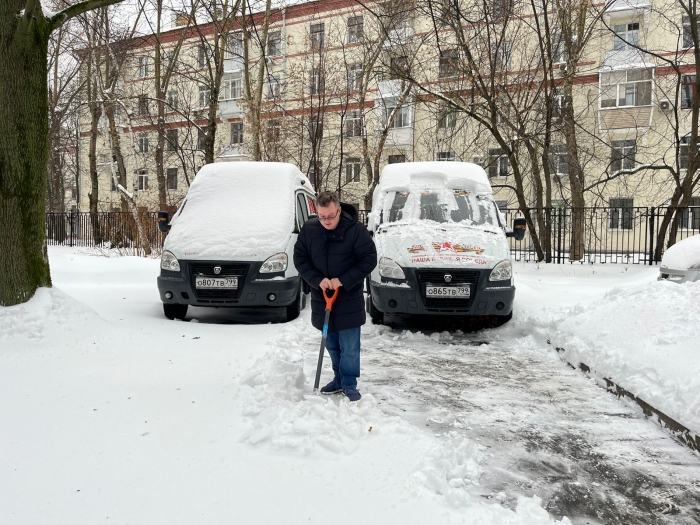 В Подмосковном Обкоме прошел субботник по уборке территории от снегопада