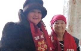 Депутат от КПРФ Светлана Хабипова поздравила представительницу поколения детей войны