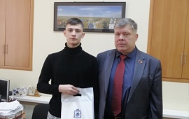 Депутат-коммунист Олег Емельянов поздравил студентов