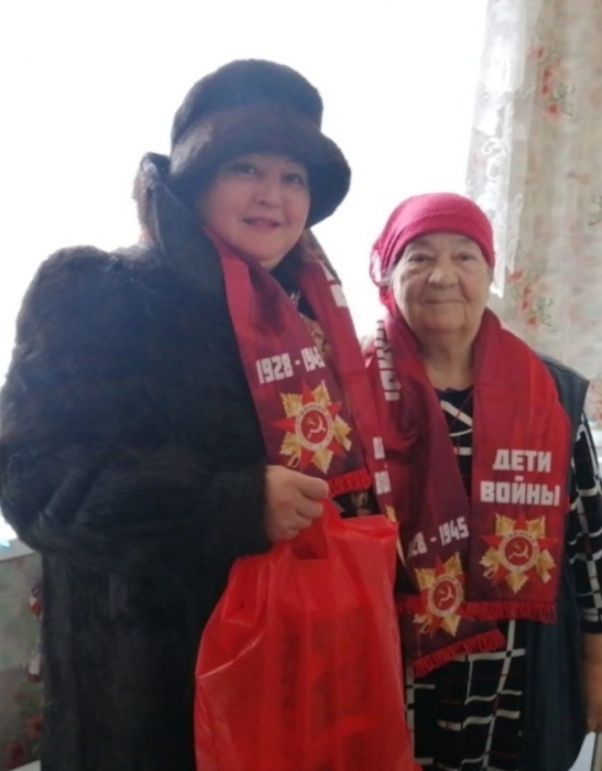 Депутат от КПРФ Светлана Хабипова поздравила представительницу поколения детей войны