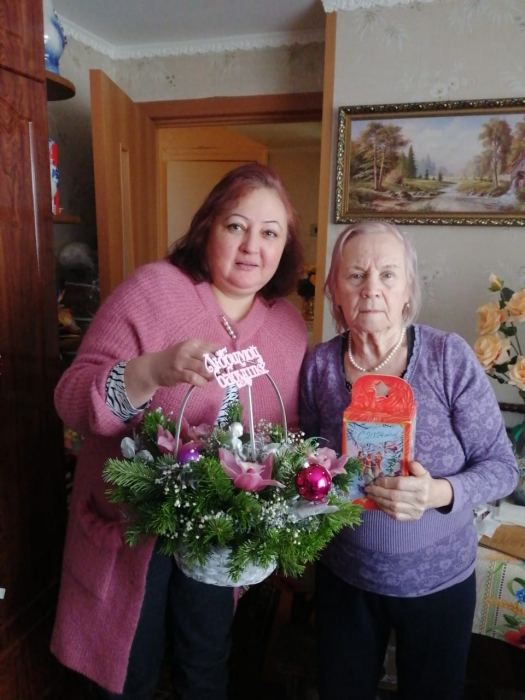 Мать Героев поздравили лотошинские коммунисты